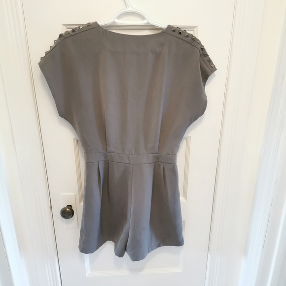 Light grey romper - Picture 2 of 2